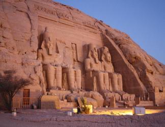 Le temple d`Abu Simbel aux aurores